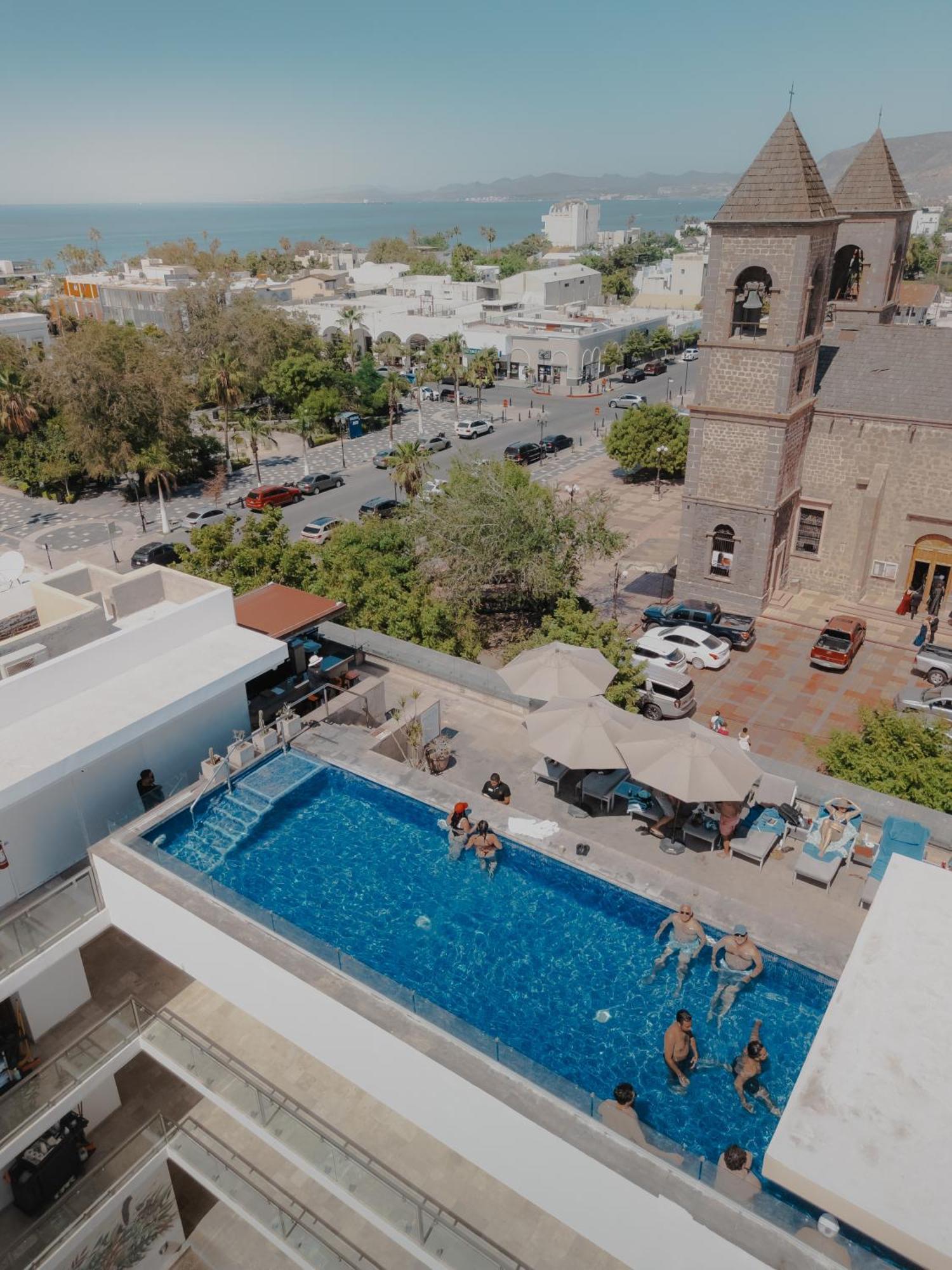 Hotel Catedral Ла-Пас Екстер'єр фото Aerial view of the rooftop pool at the Hotel Indigo, Perth
